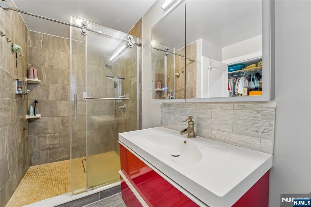 12 Manning Road Paramus, NJ 07652 - Photo 18 of 33 Gallery Image 18