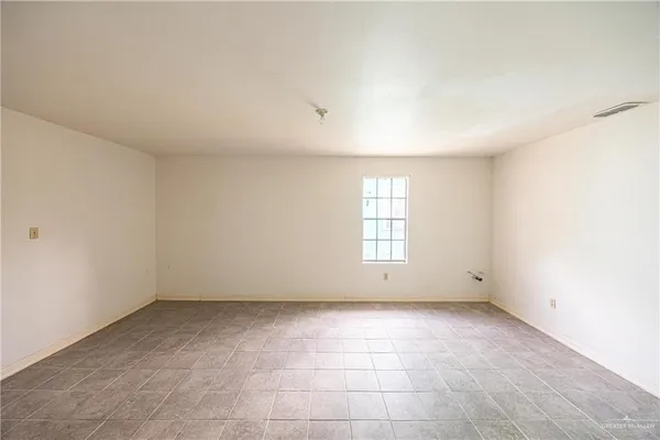 $1,225 | 2415 East Expressway 83, Mission, TX 78572