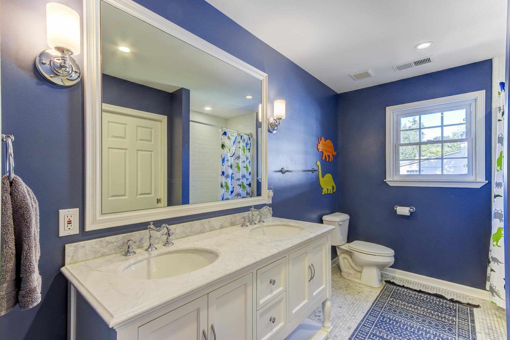 4414 Walnut Grove Road Memphis, TN 38117 - Photo 33 of 40 a bathroom with a sink a toilet and a mirror