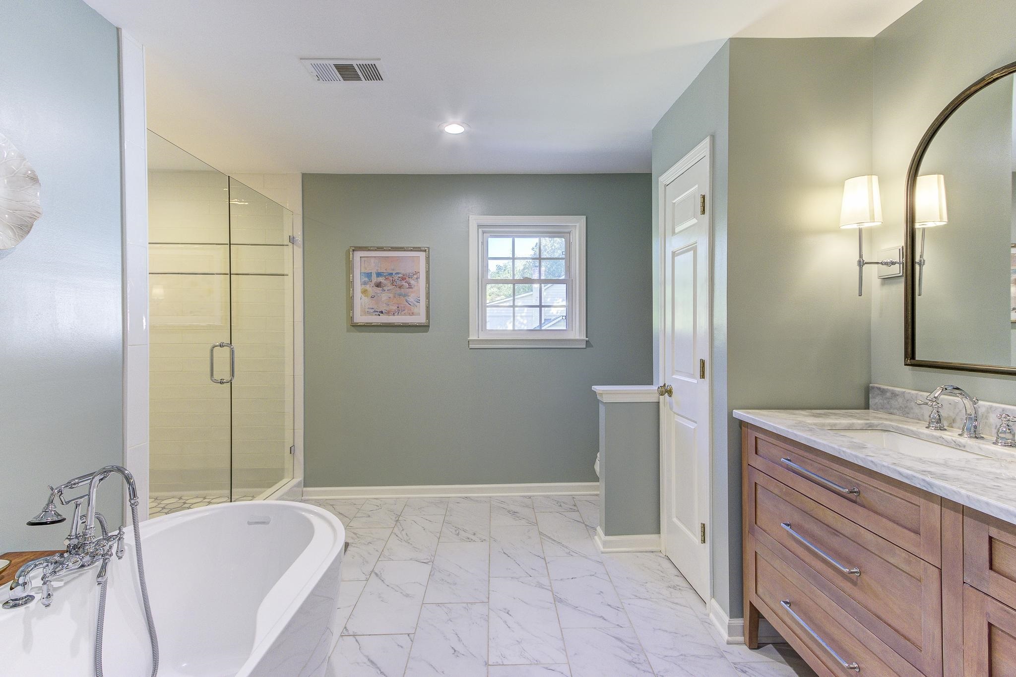 4414 Walnut Grove Road Memphis, TN 38117 - Photo 35 of 40 a spacious bathroom with a double vanity sink and a mirror