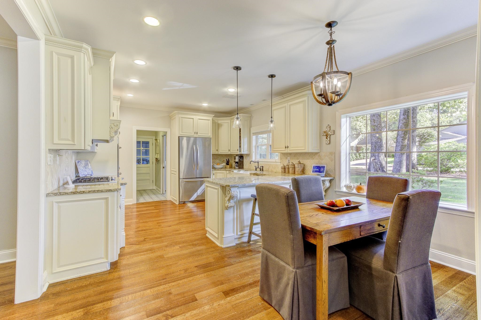 4414 Walnut Grove Road Memphis, TN 38117 - Photo 10 of 40 a view of a dining room and livingroom view
