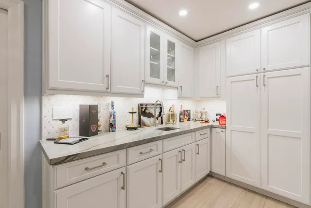 a view of small yard in front of house