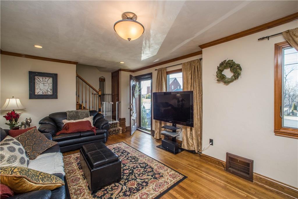 1030 Prospect Road Pittsburgh, PA 15227 - Photo 4 of 25 Pleanty of space for your furniture, many options!