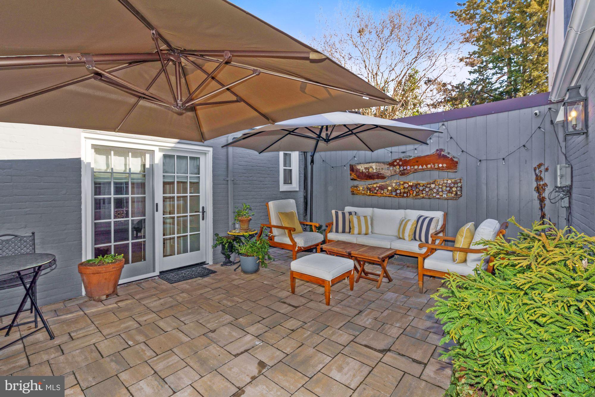 400 G Street Southeast Washington, DC 20003 - Photo 40 of 56 a outdoor space with a table and chairs