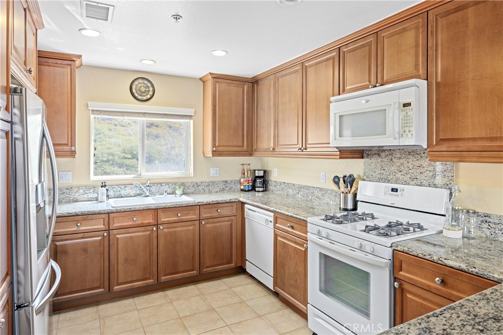 2802 Green River Road, Unit 101 Corona, CA 92882 - Photo 4 of 31 Chef's Kitchen