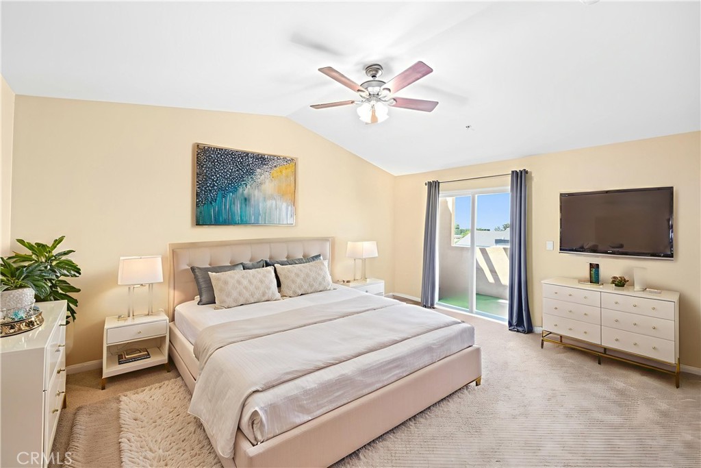 2802 Green River Road, Unit 101 Corona, CA 92882 - Photo 9 of 31 Primary Ensuite Bedroom - Disclaimer: This room has been virtually staged.