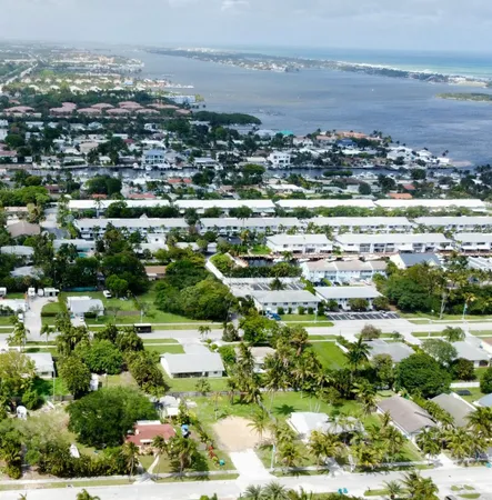 $449,000 | 647 Northeast 9th Avenue, Boynton Beach, FL 33435