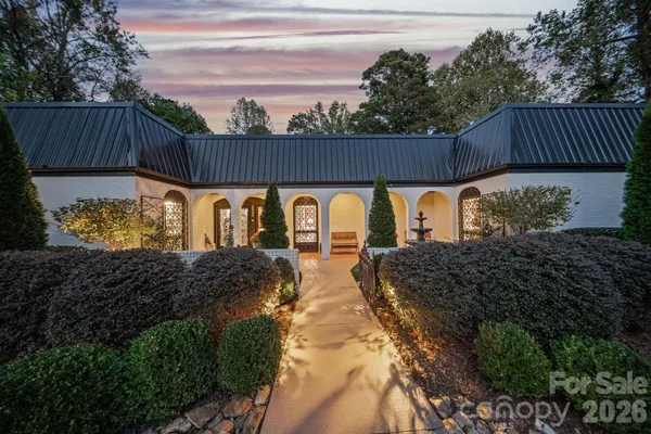 a view of a backyard with pathway