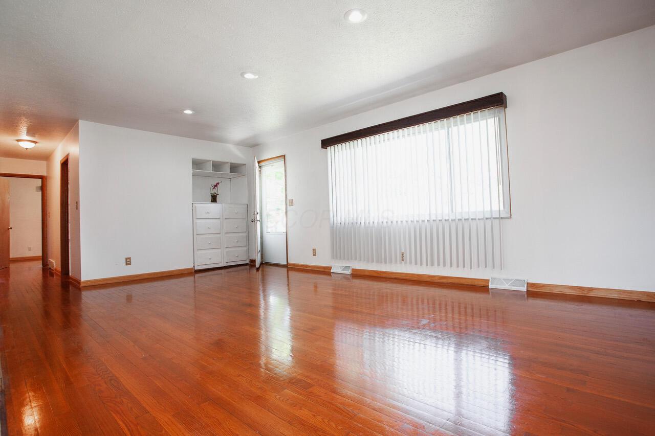 1264 Shady Lane Road Columbus, OH 43227 - Photo 3 of 20 Living Room