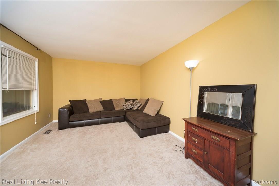 5191 Middleboro Road Grand Blanc, MI 48439 - Photo 3 of 37 separate private living room