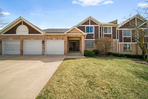 $294,900 | 910 Thornwood Drive, Unit 910, St. Charles, IL 60174
