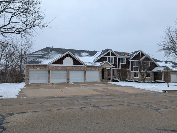 $294,900 | 910 Thornwood Drive, Unit 910, St. Charles, IL 60174
