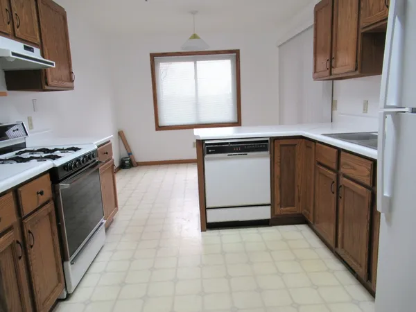 $294,900 | 910 Thornwood Drive, Unit 910, St. Charles, IL 60174