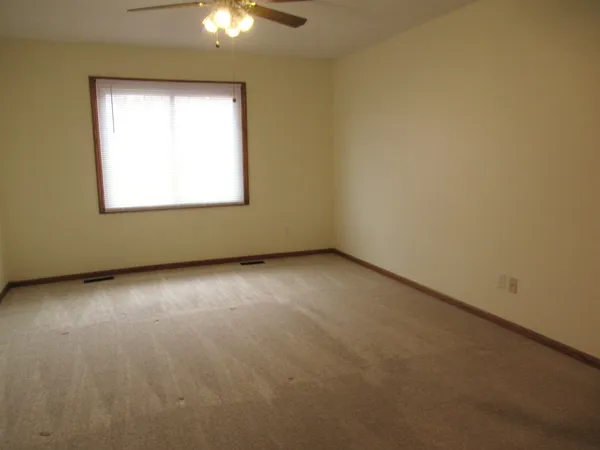 $294,900 | 910 Thornwood Drive, Unit 910, St. Charles, IL 60174