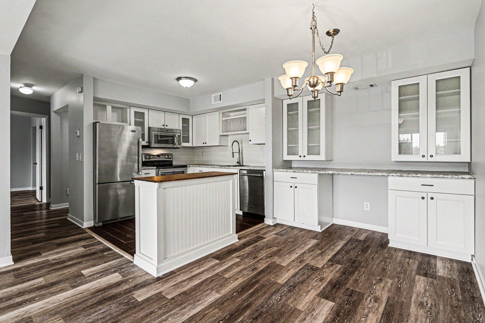 734 West Kilgore Road, Unit 303 Kalamazoo, MI 49008 - Photo 5 of 33 Kitchen with Island