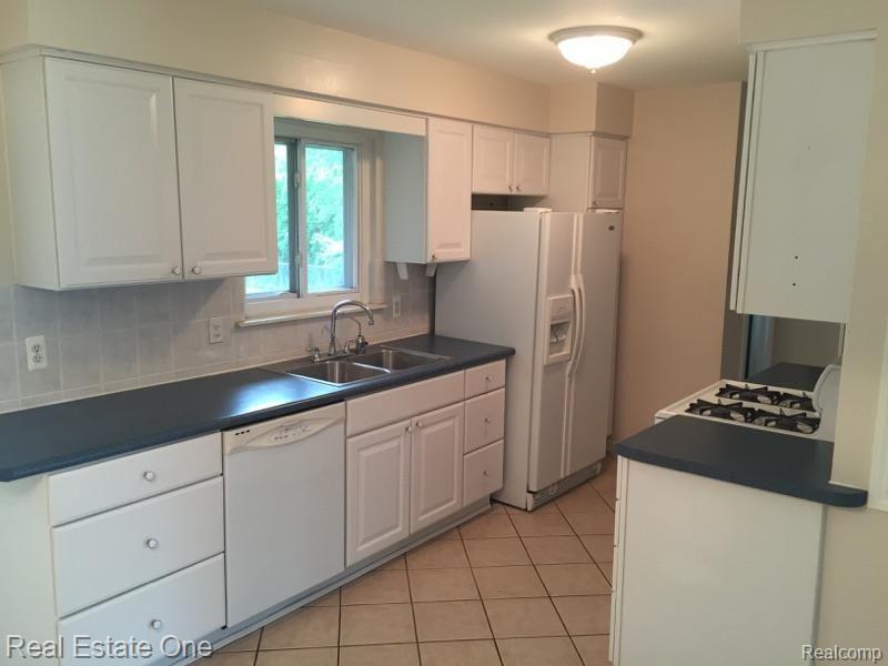 256 Brewster Road Rochester Hills, MI 48309 - Photo 10 of 25