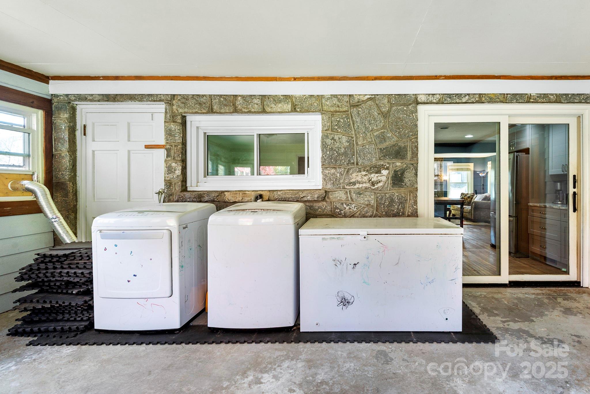 914 Catheys Creek Church Road Brevard, NC 28712 - Photo 28 of 33 a view of living room