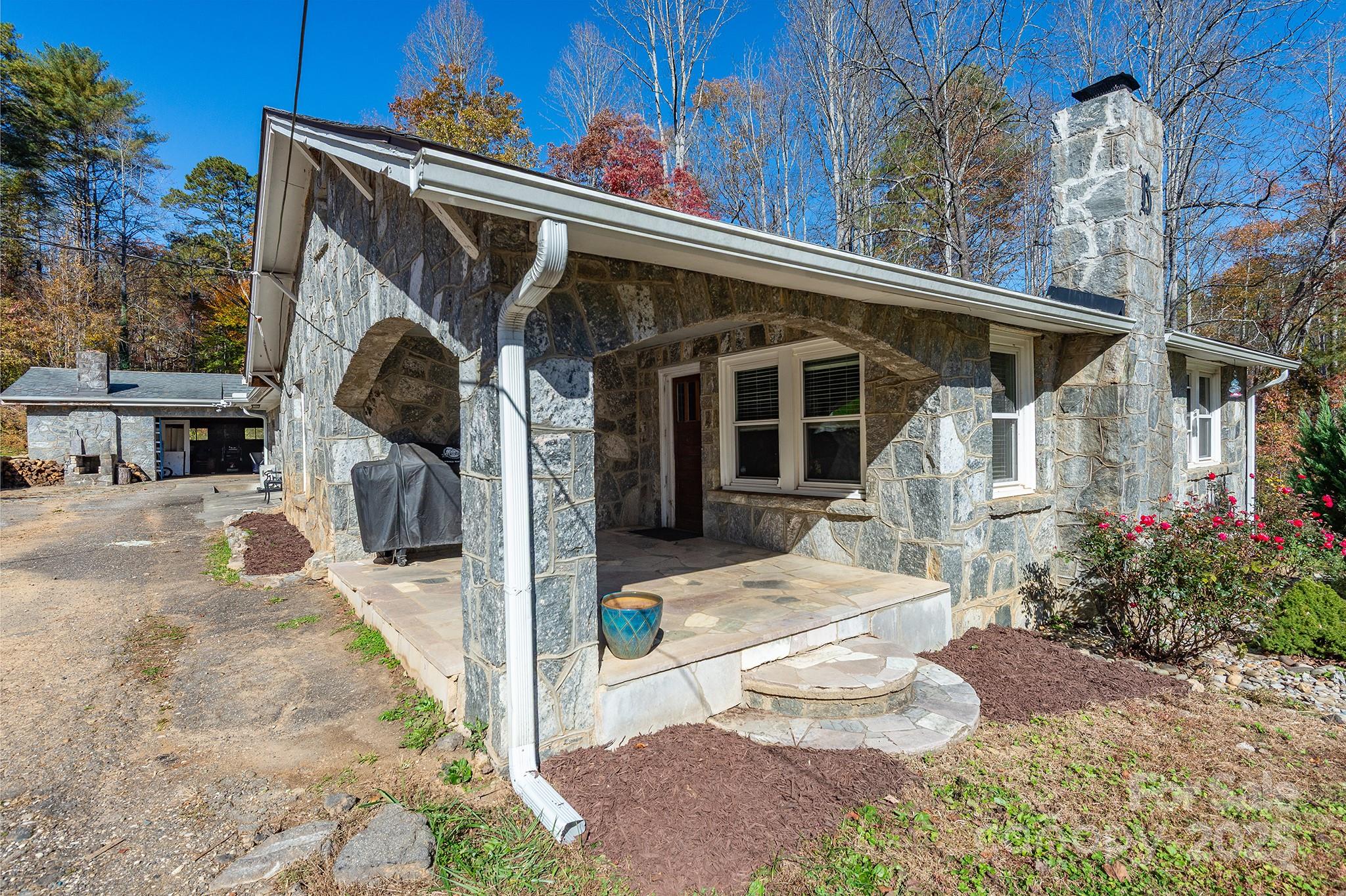 914 Catheys Creek Church Road Brevard, NC 28712 - Photo 3 of 33 a front view of a house with garden