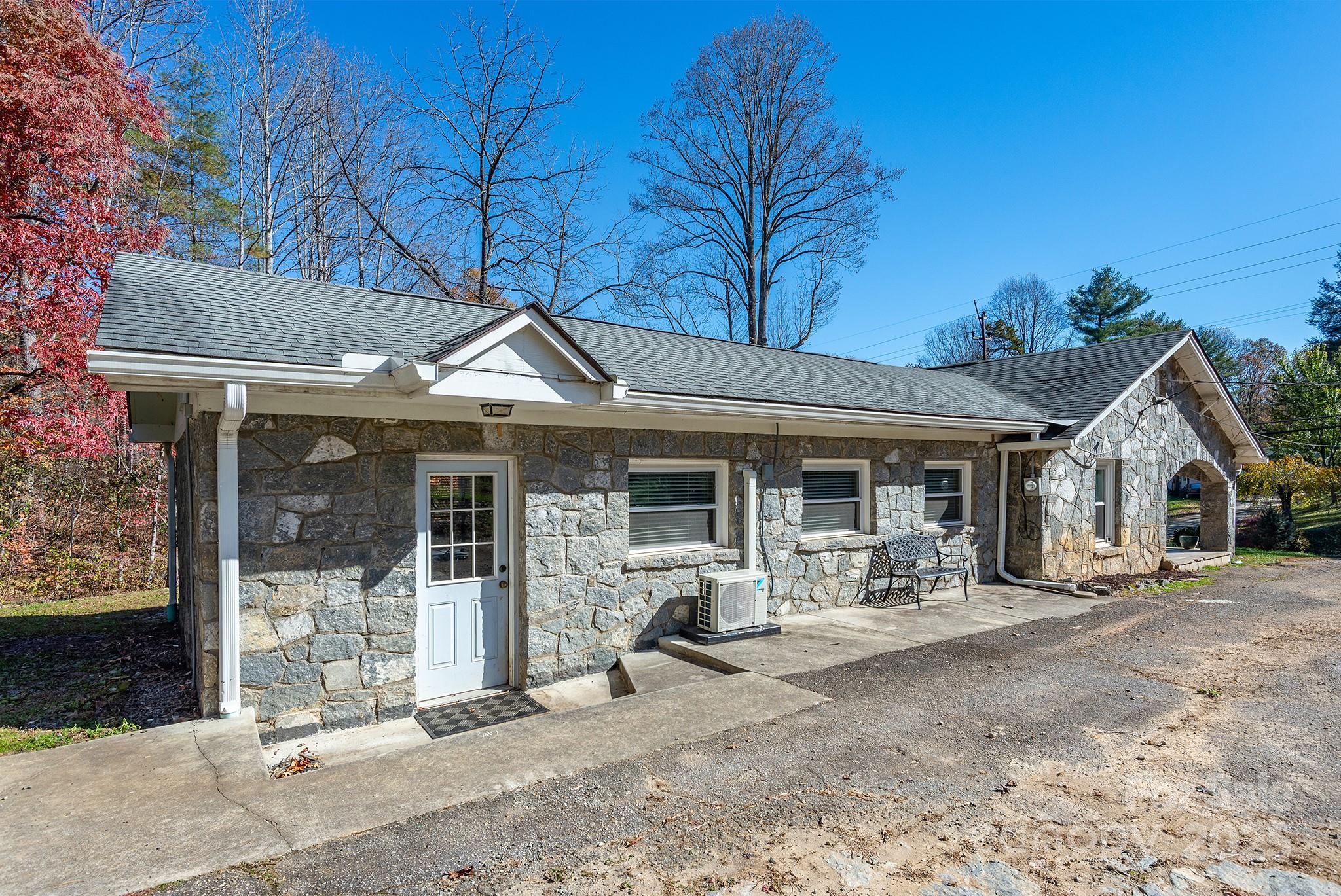 914 Catheys Creek Church Road Brevard, NC 28712 - Photo 5 of 33 a front view of a house with garden