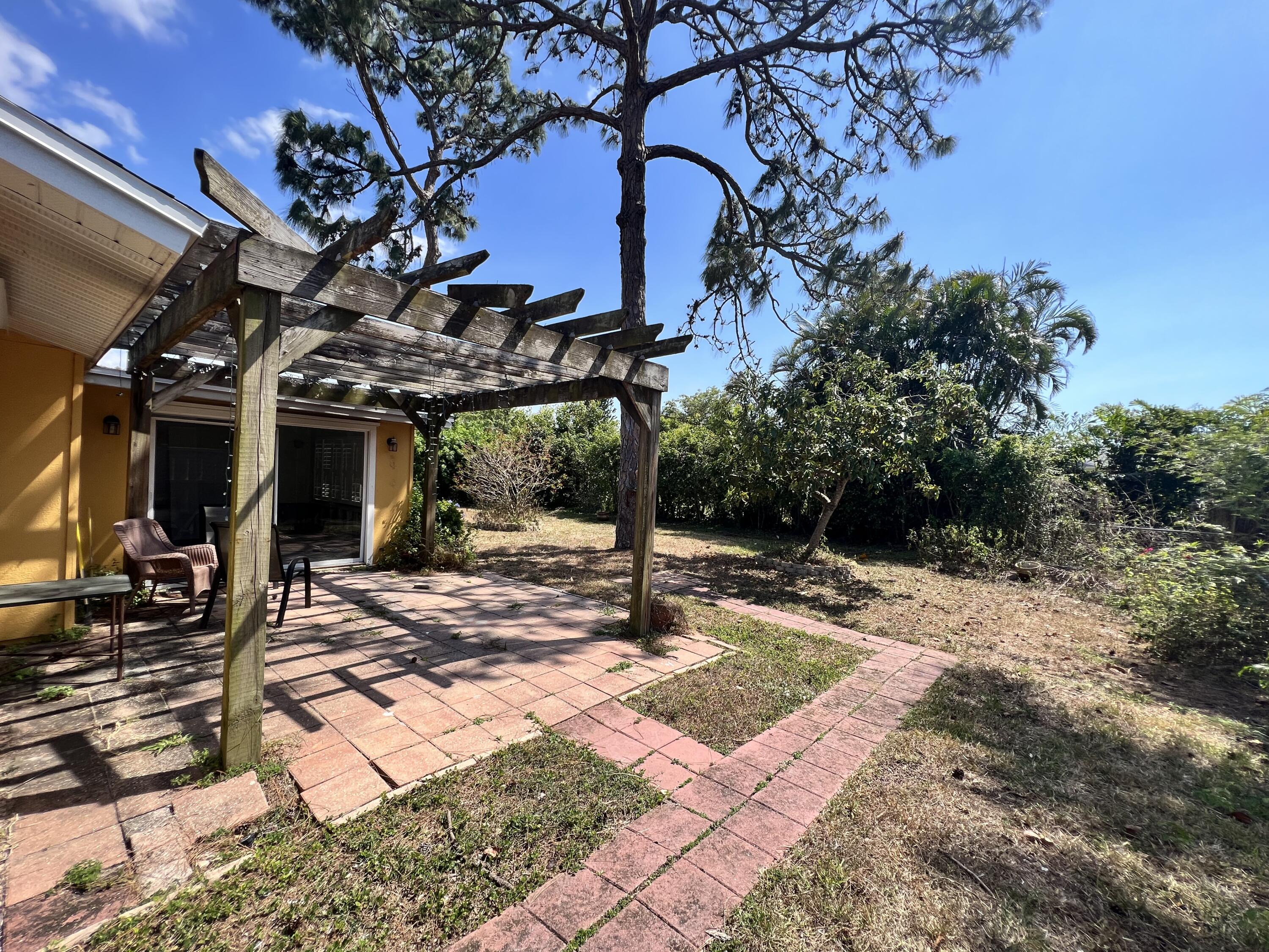 2392 Clipper Way Naples, FL 34104 - Photo 6 of 29 a view of a backyard