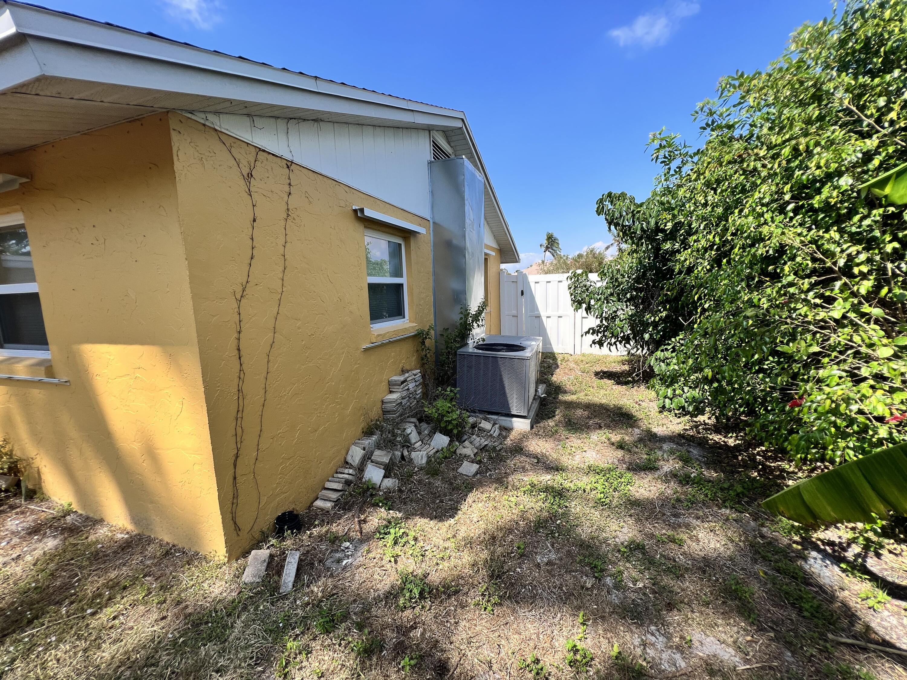 2392 Clipper Way Naples, FL 34104 - Photo 9 of 29