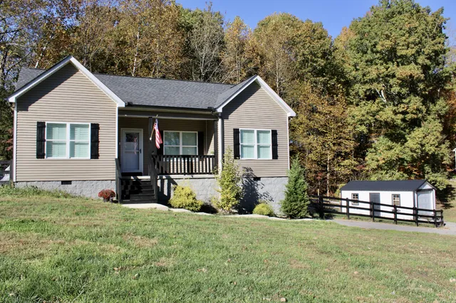 a view of a outdoor space with a house