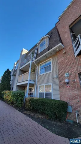 $3,300 | 780 River Road, Unit 373, Edgewater, NJ 07020