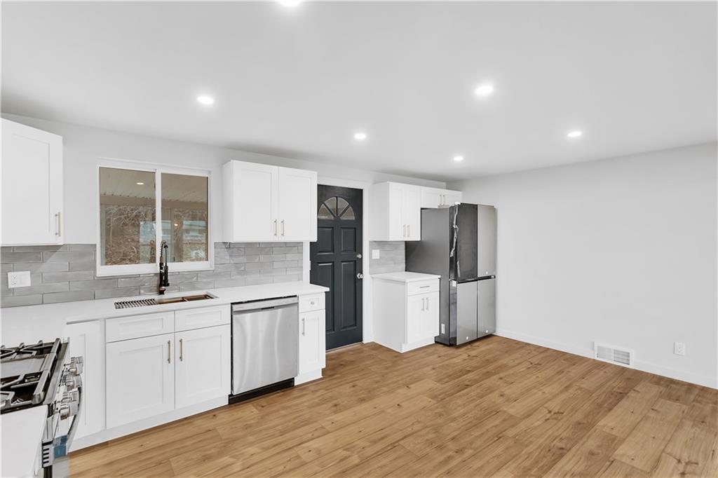 409 Grove Road Verona, PA 15147 - Photo 8 of 32 Gallery Image 8