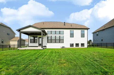 $825,000 | 5341 Peachtree Road, Zionsville, IN 46077