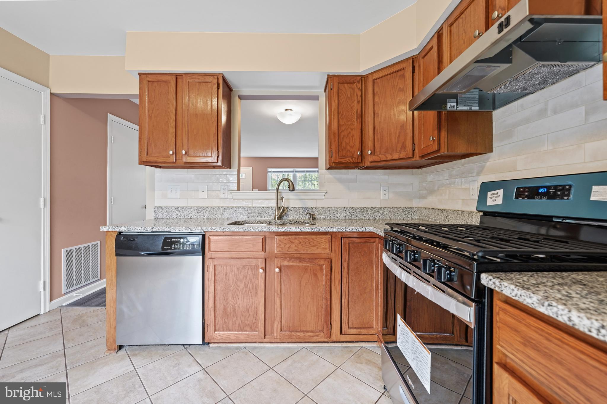 13553 Ruddy Duck Road Clifton, VA 20124 - Photo 2 of 33 Bright & Sunny Kitchen