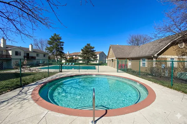 $1,950 | 360 Newport Lane, Unit C1, Bartlett, IL 60103