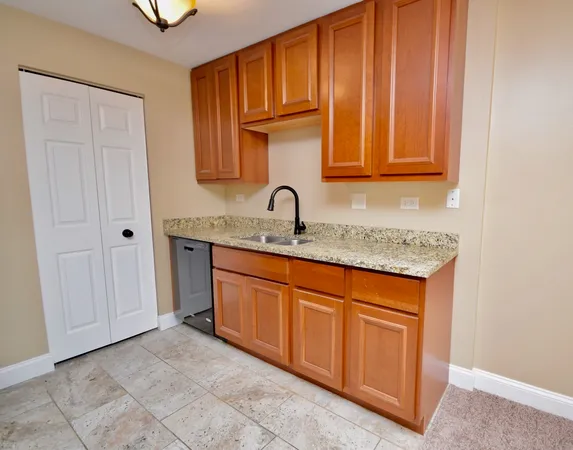$1,950 | 360 Newport Lane, Unit C1, Bartlett, IL 60103