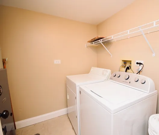 $1,950 | 360 Newport Lane, Unit C1, Bartlett, IL 60103