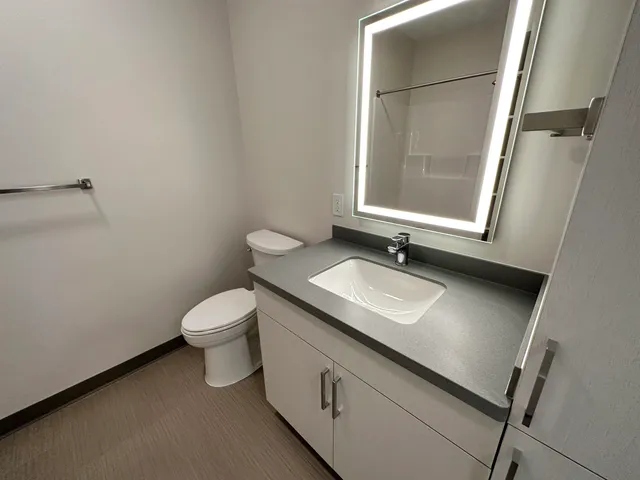 $2,006 | 409 Elm Street, Unit 203, Manchester, NH 03101