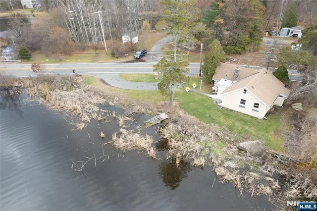 a view of yard with green space