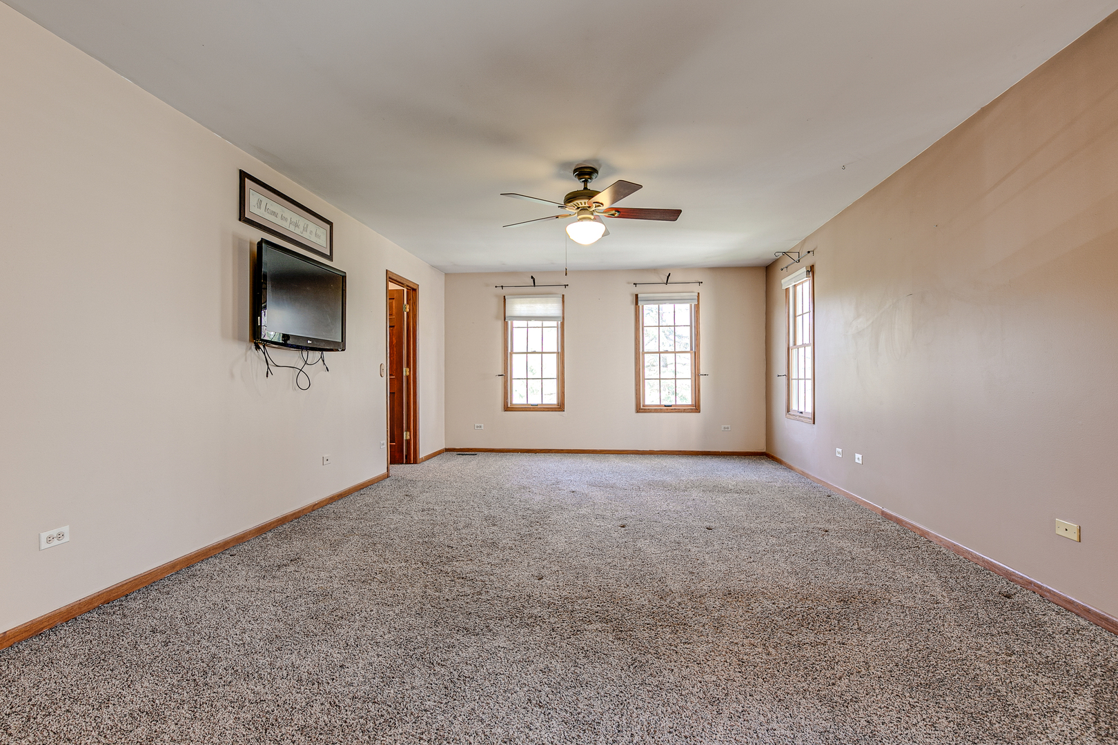 4727 Middle Road Gurnee, IL 60031 - Photo 17 of 29 a view of a livingroom with a flat screen tv