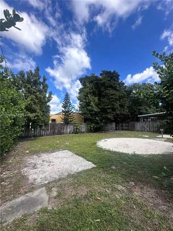 a view of a backyard