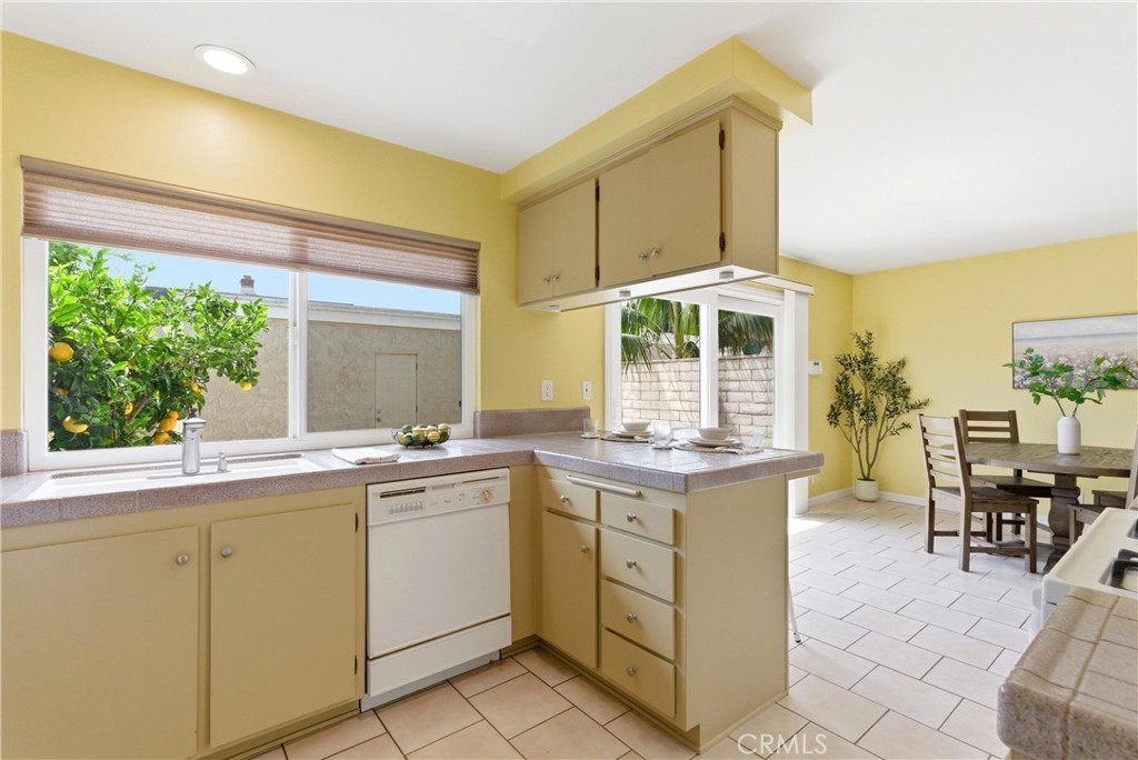 5021 Vauxhall Road Westminster, CA 92683 - Photo 9 of 38 Kitchen