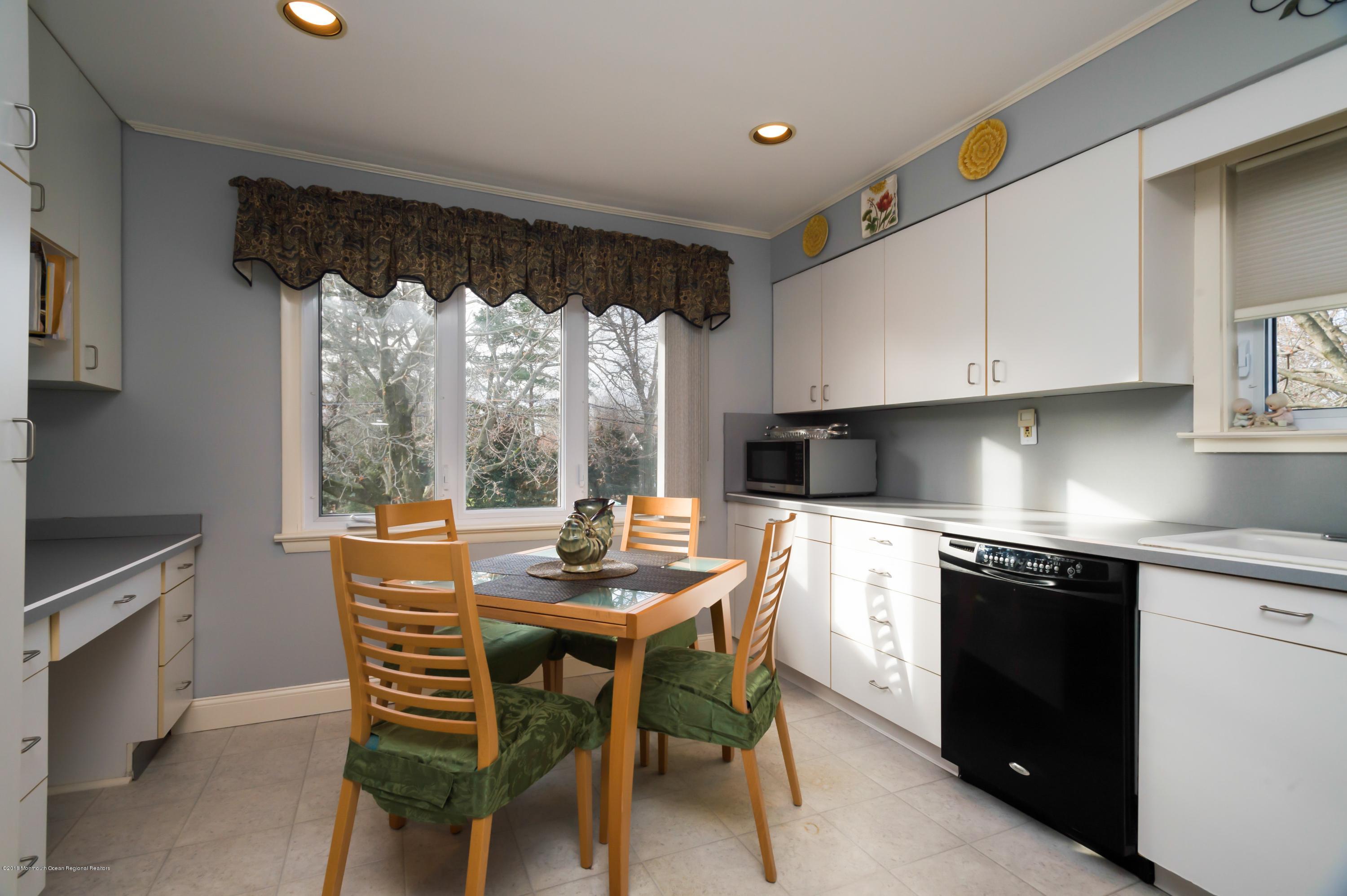 54 School Road West Marlboro, NJ 07746 - Photo 3 of 18 06_54SchoolRdWest_358_BreakfastArea_HiRe