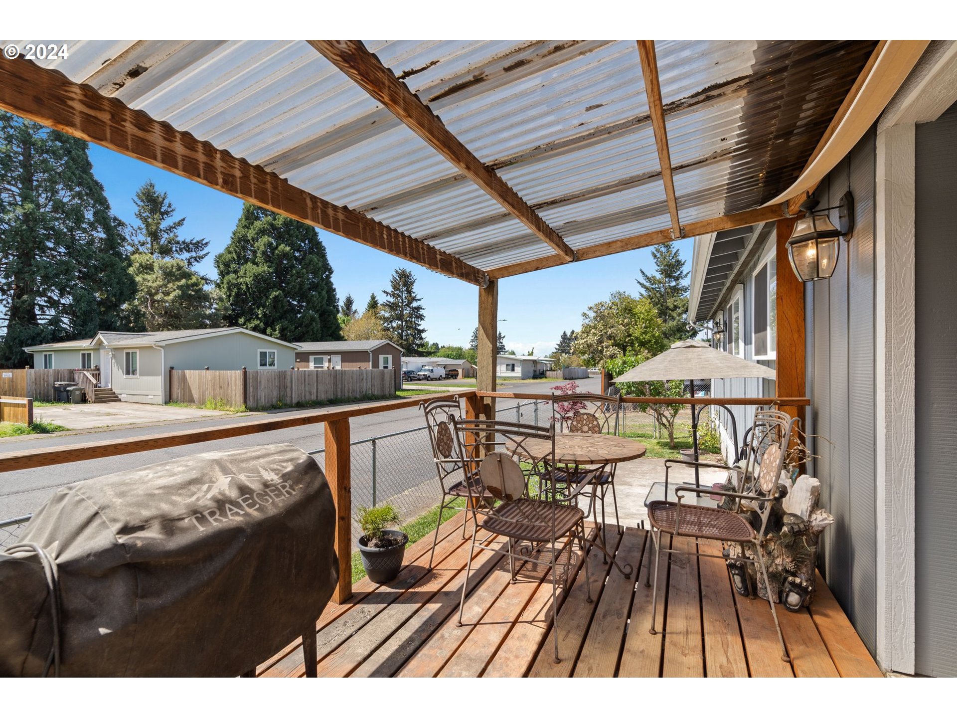 10038 South New Era Road, Unit 98 Canby, OR 97013 - Photo 1 of 34 a view of balcony with furniture and stove