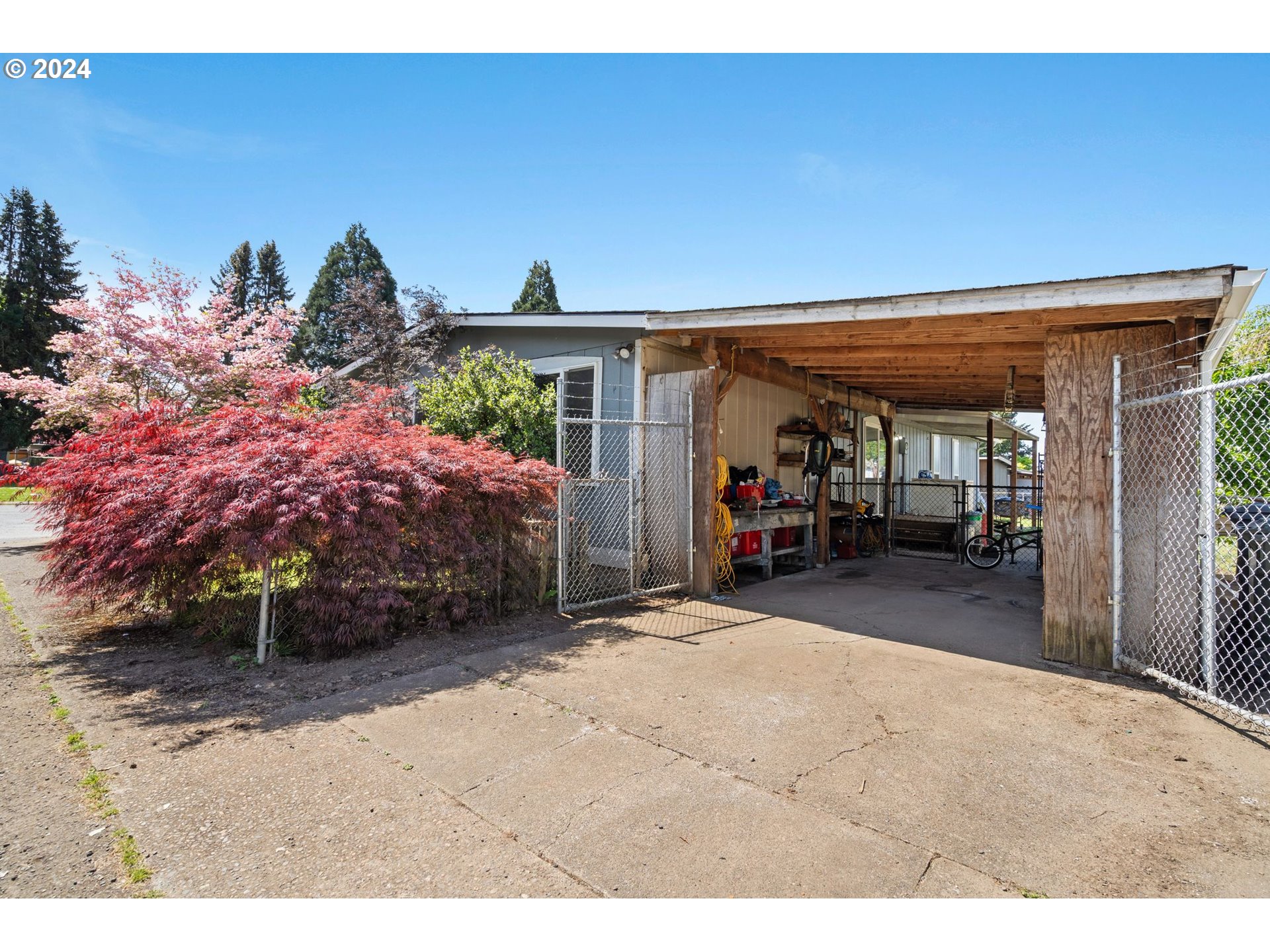 10038 South New Era Road, Unit 98 Canby, OR 97013 - Photo 30 of 34 a view of a car garage