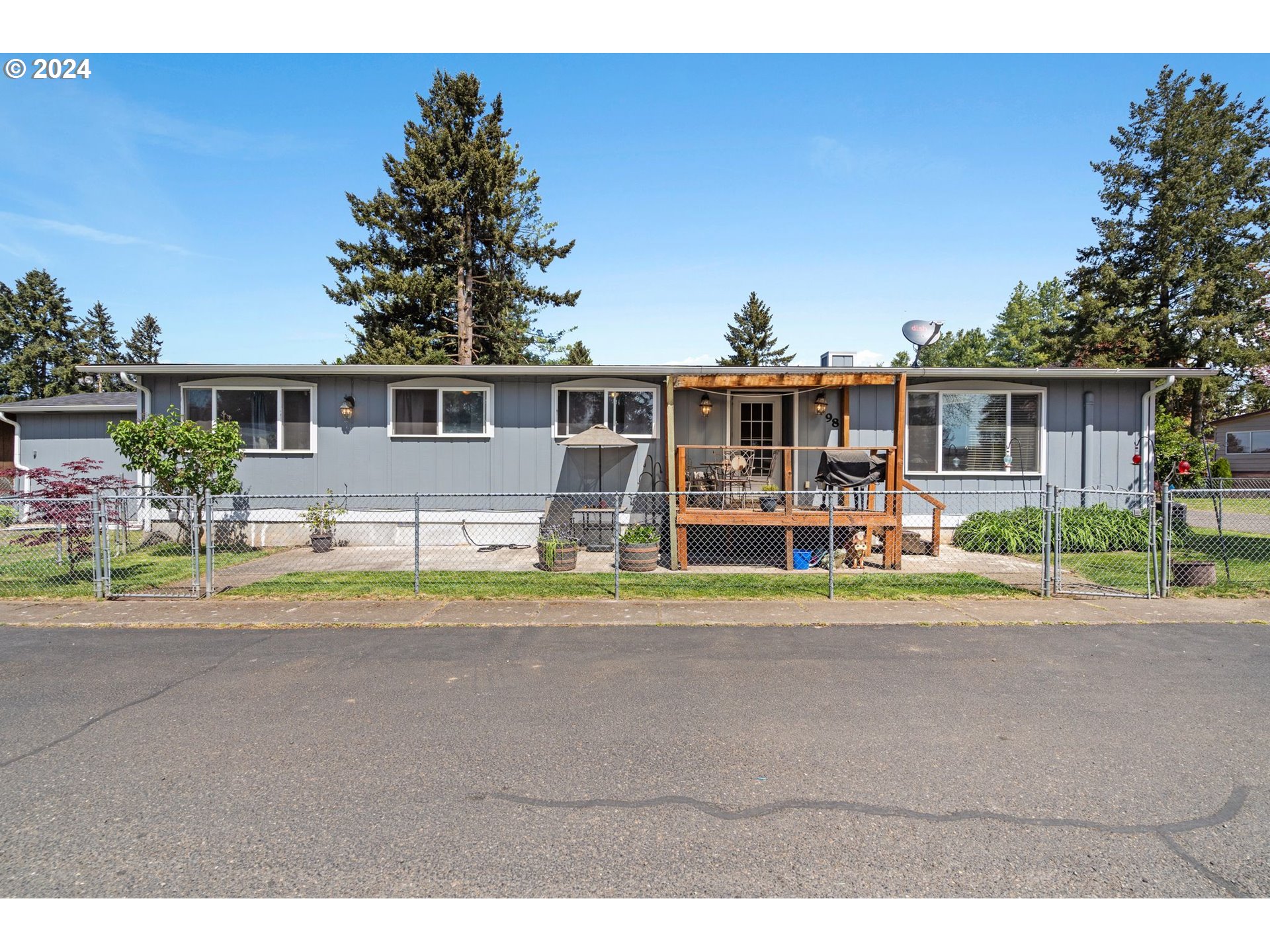 10038 South New Era Road, Unit 98 Canby, OR 97013 - Photo 31 of 34 a front view of a house with a yard and potted plants
