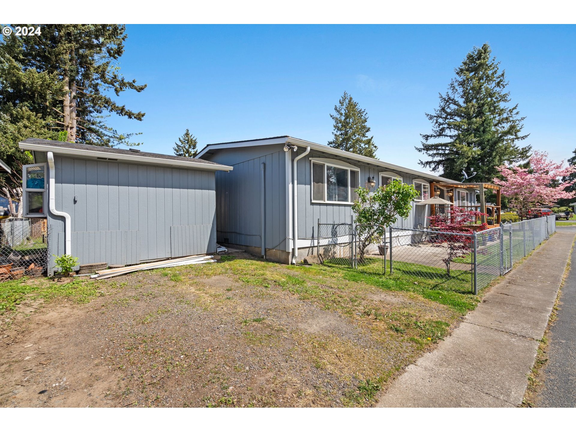 10038 South New Era Road, Unit 98 Canby, OR 97013 - Photo 32 of 34 a backyard of a house with plants and garden