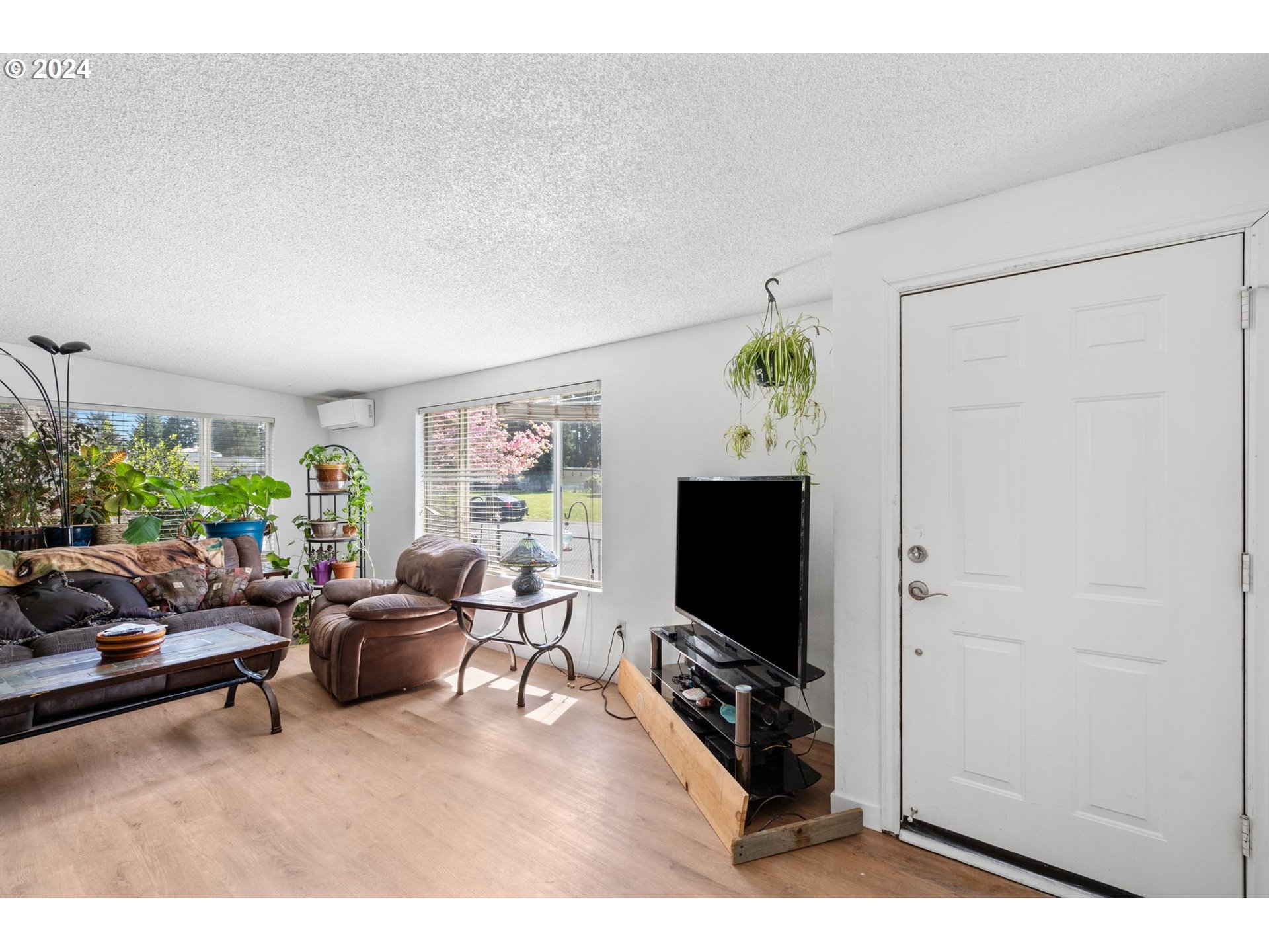 10038 South New Era Road, Unit 98 Canby, OR 97013 - Photo 5 of 34 a living room with furniture and a flat screen tv