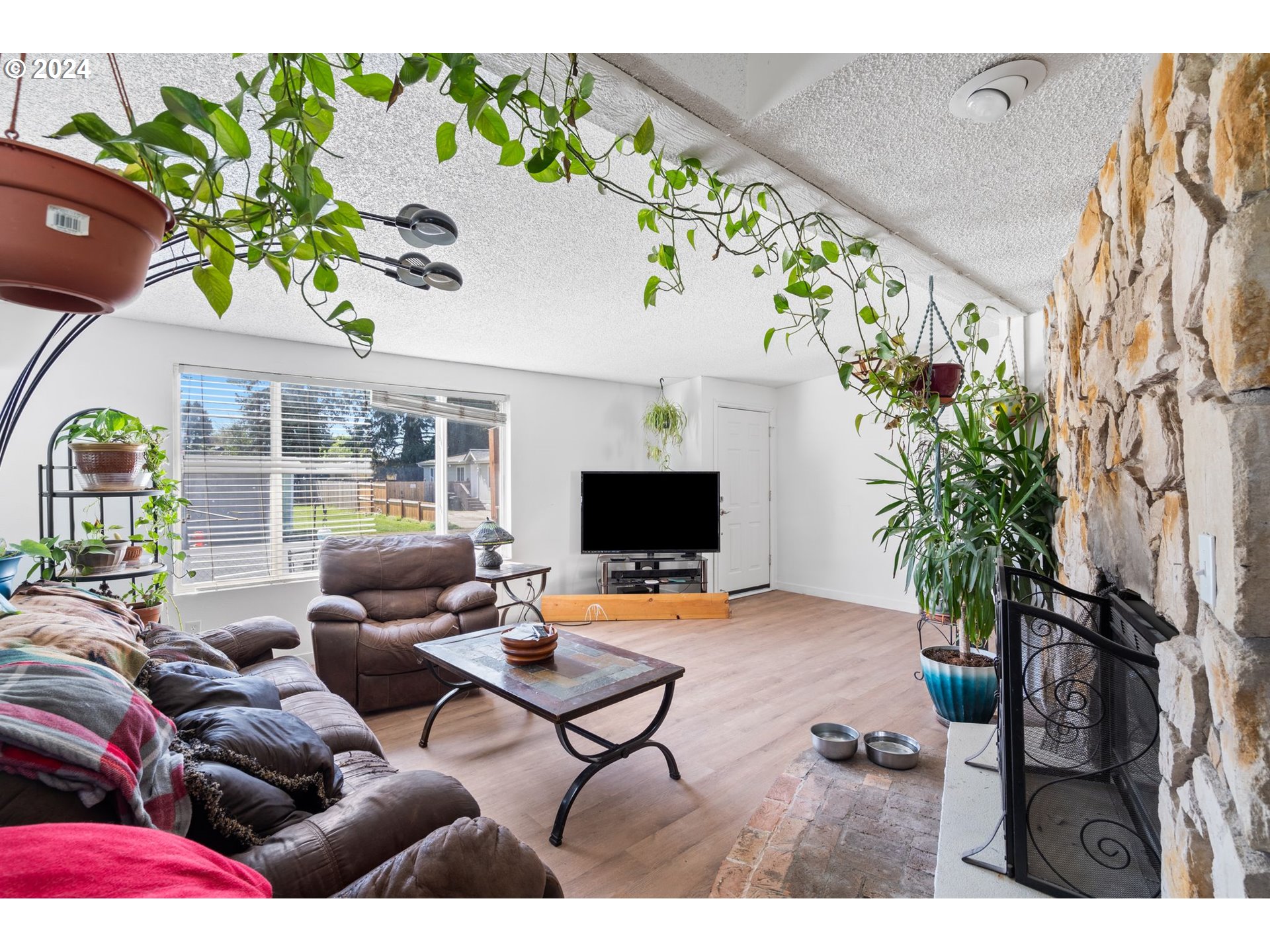 10038 South New Era Road, Unit 98 Canby, OR 97013 - Photo 7 of 34 a living room with furniture and a potted plant
