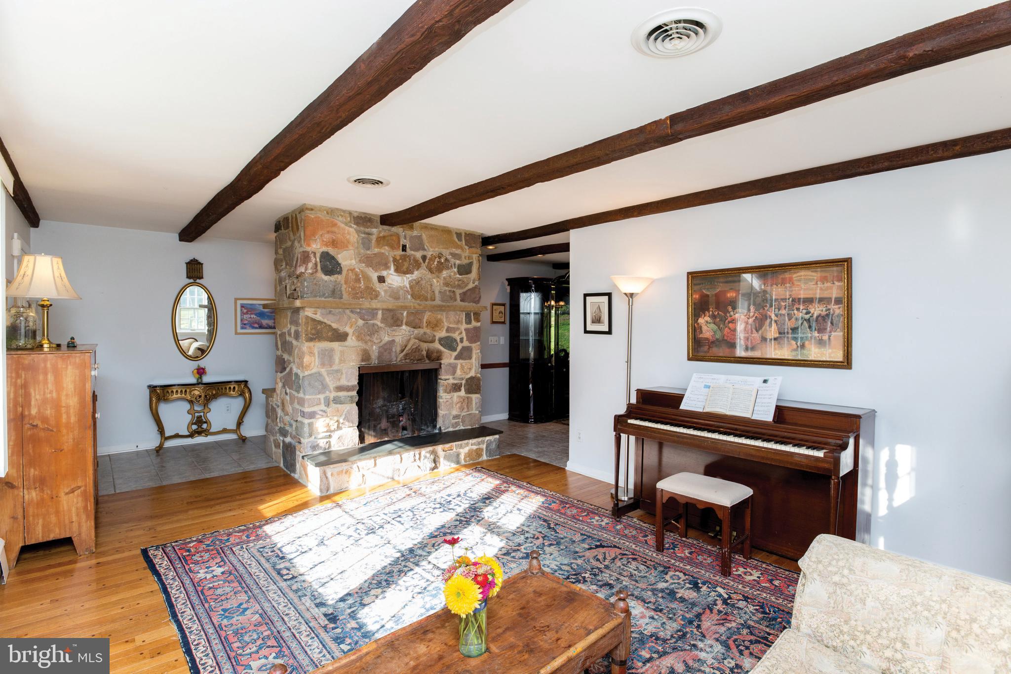 670 Riegelsville Milford Road Milford, NJ 08848 - Photo 7 of 26 Living Room