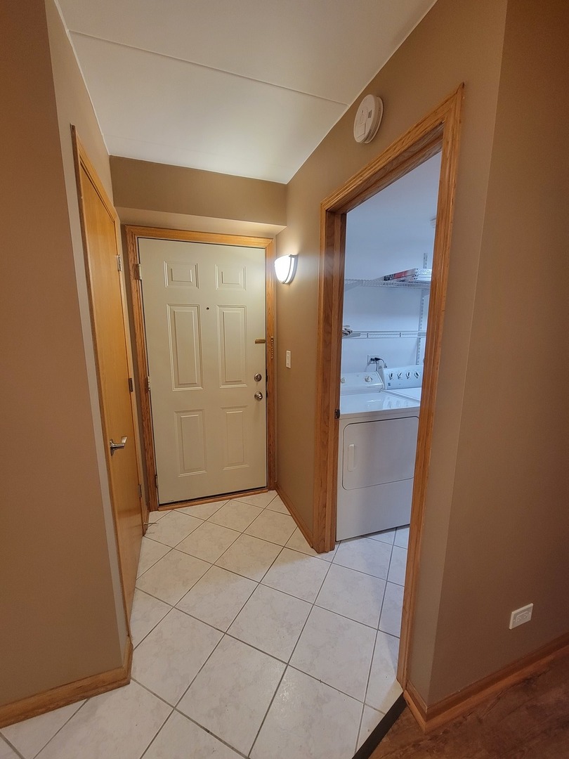 10418 South Keating Avenue, Unit 1A Oak Lawn, IL 60453 - Photo 11 of 15 a view of entryway