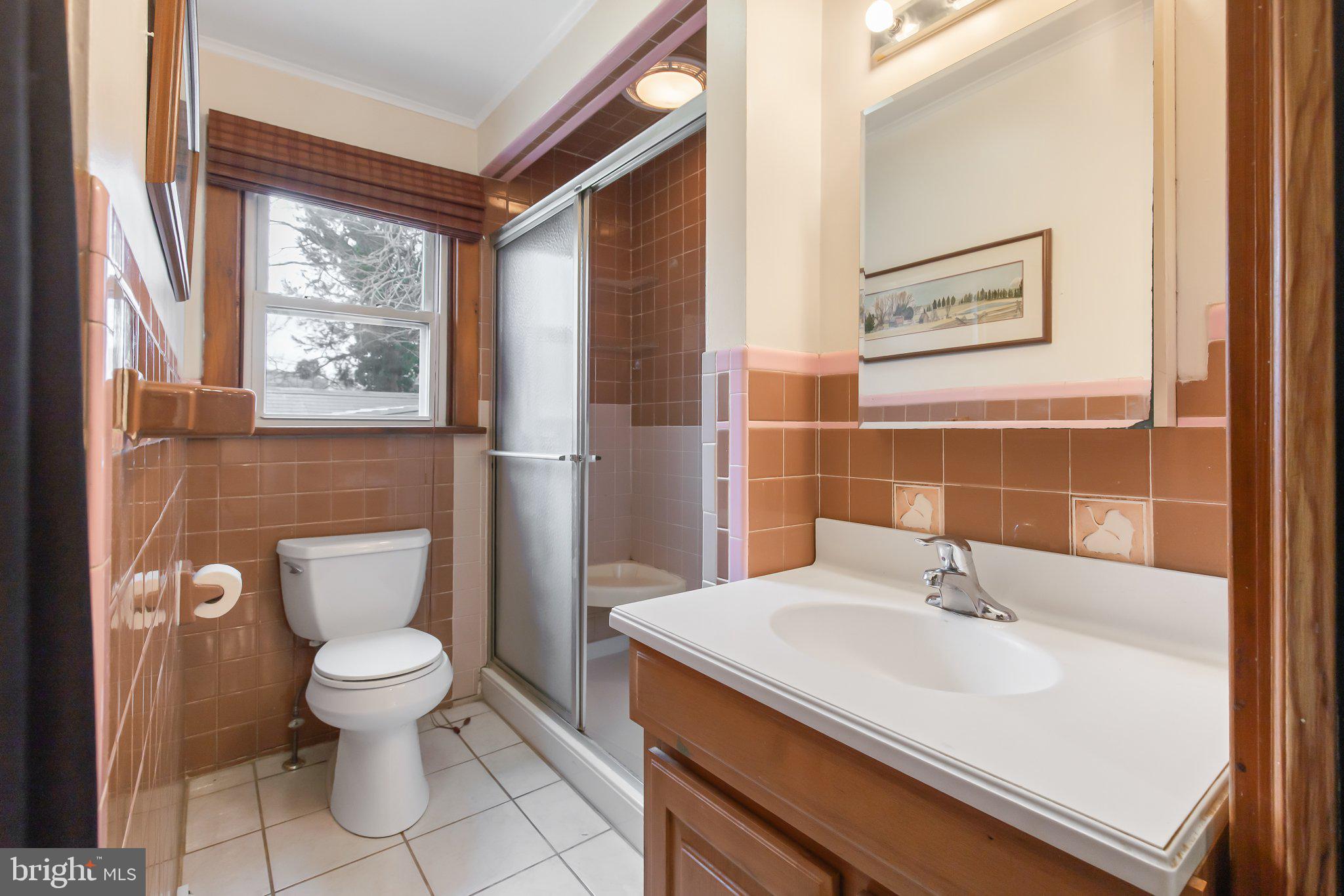 811 Ridge Avenue Columbia, PA 17512 - Photo 12 of 14 Full Bathroom