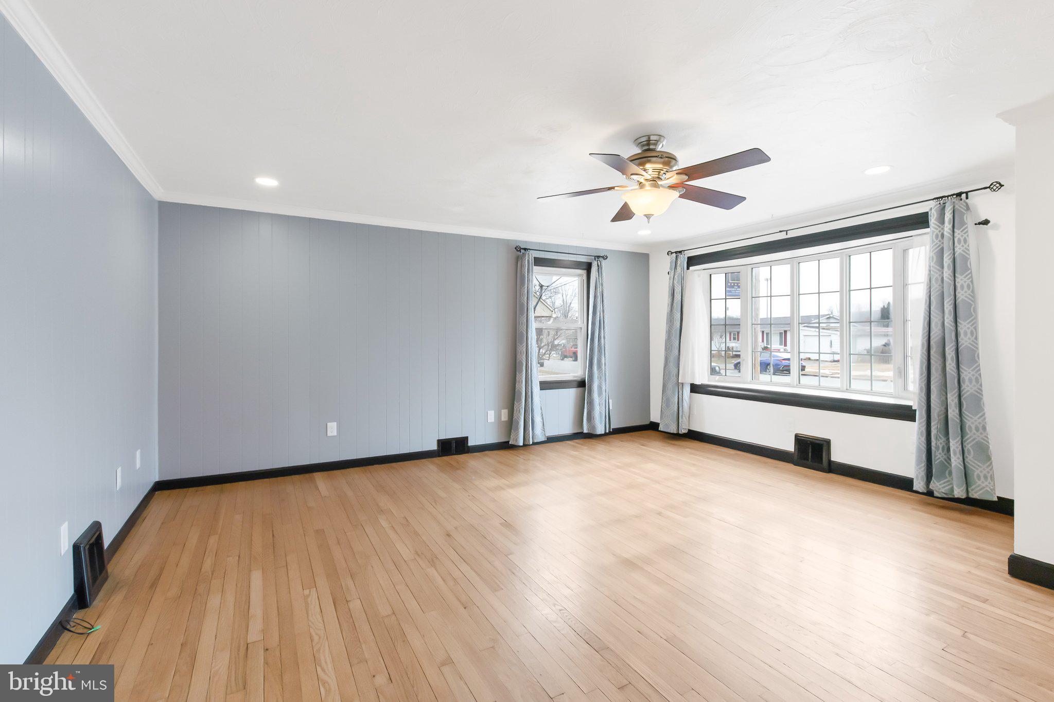 811 Ridge Avenue Columbia, PA 17512 - Photo 7 of 14 Living Room