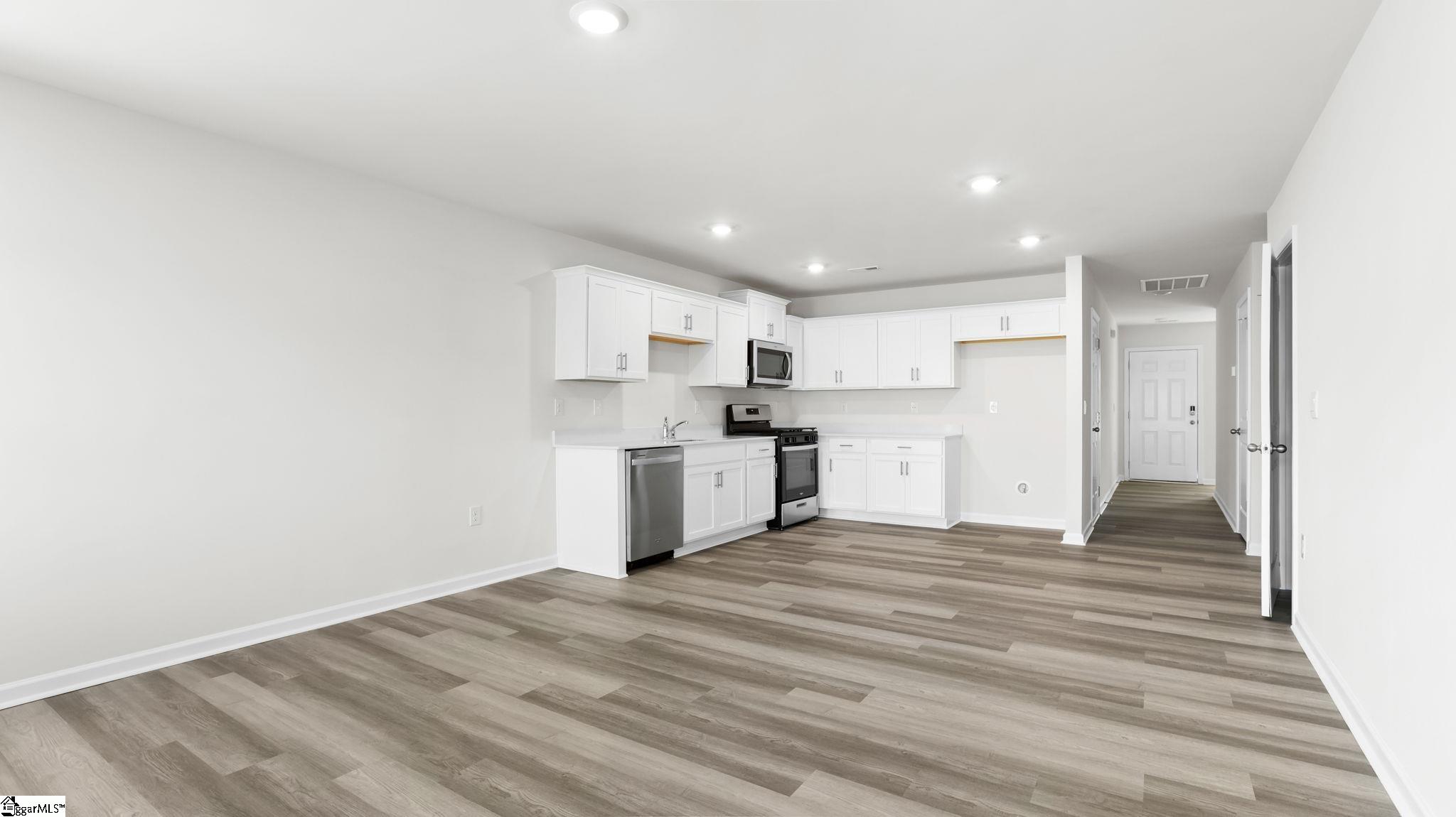 121 Bobbin Road Greenville, SC 29611 - Photo 3 of 32